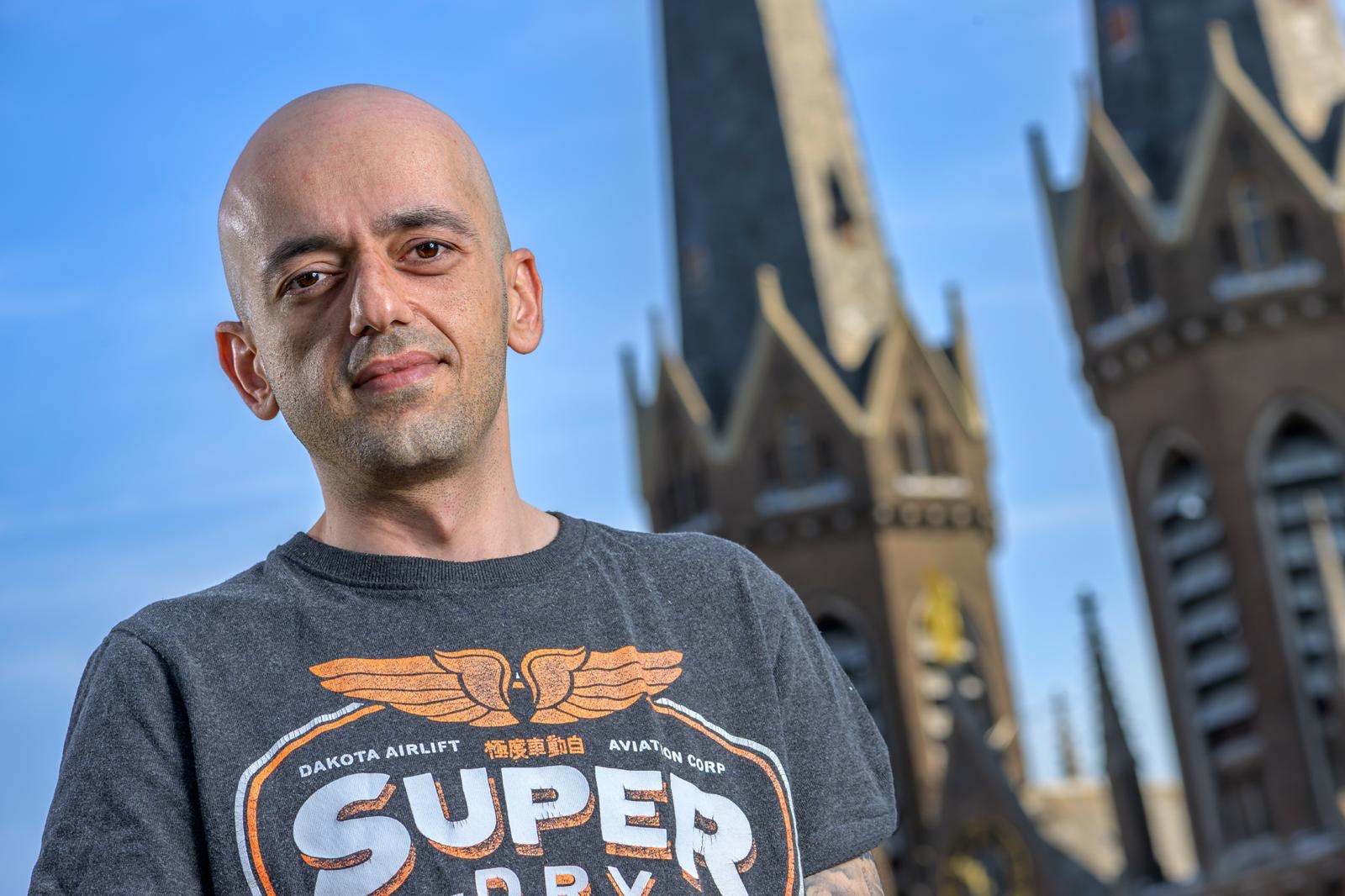 Portret van Kenan voor de Heuvelse kerk in Tilburg